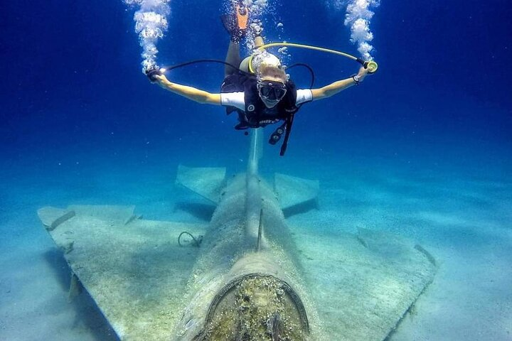 Diving in MIG-21 wreck