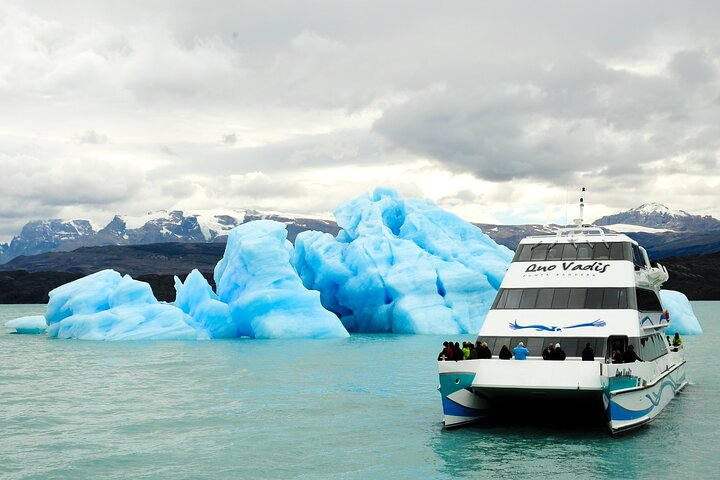 Full Day Tour Navigating through the Glaciers of the National Park - Photo 1 of 9