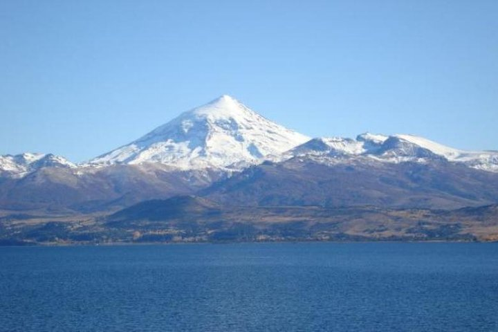 Lake Huechulafquen and Lanin Volcano Day Trip