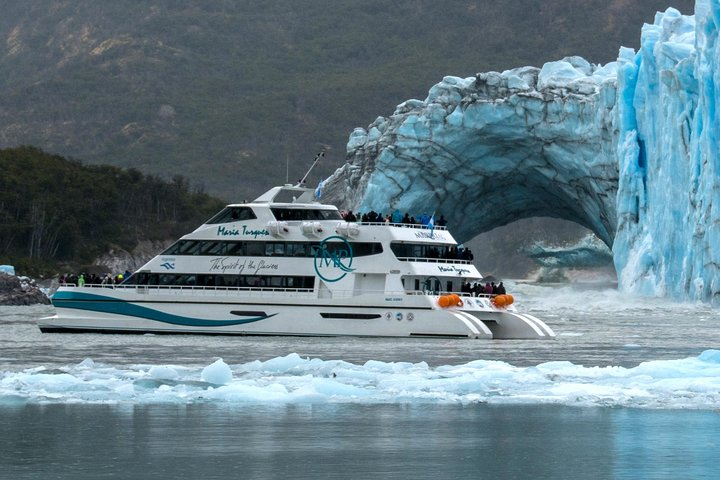 Cruise in front of Moreno Glacier