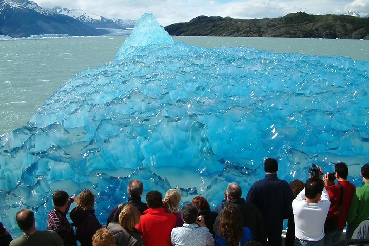 El Calafate Glaciers Sightseeing Cruise and Hike