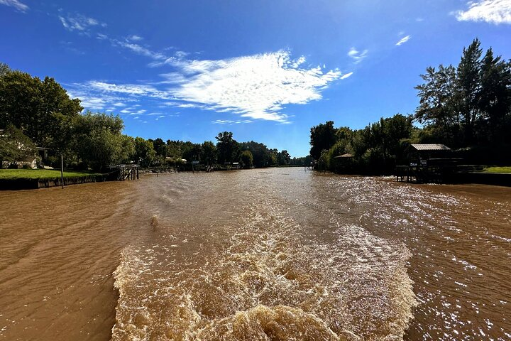 Navegation By The Delta of Paraná River 