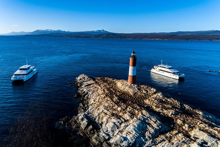 Navigation in the Beagle Channel with minitrekking USHUAIA - Photo 1 of 6