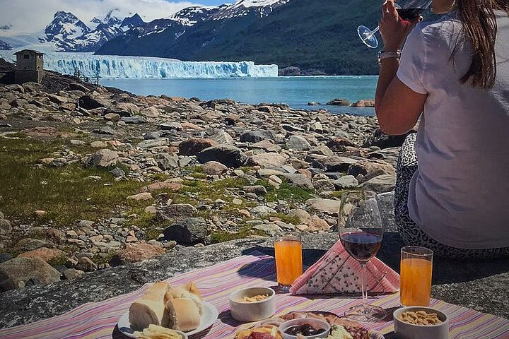 Lunch at the Argentino Lake Beach