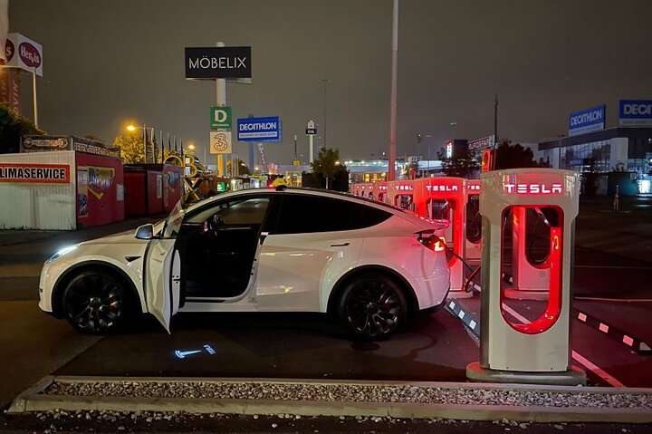 Transfer with Electric Vehicle to or from Vienna Airport - Photo 1 of 2