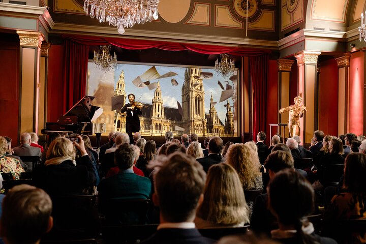 Multimedia Show im Strauss Saal 