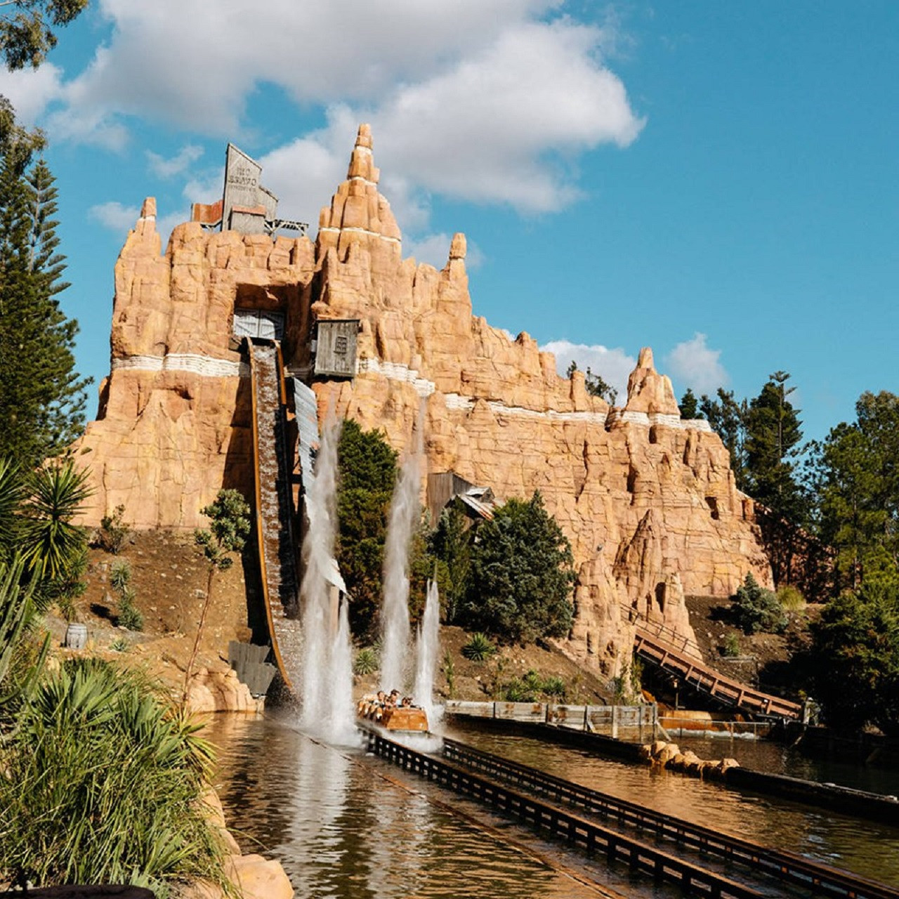 Unlimited Entry Theme Park Pass: Sea World, Movie World, Wet 'N' Wild - Photo 1 of 12