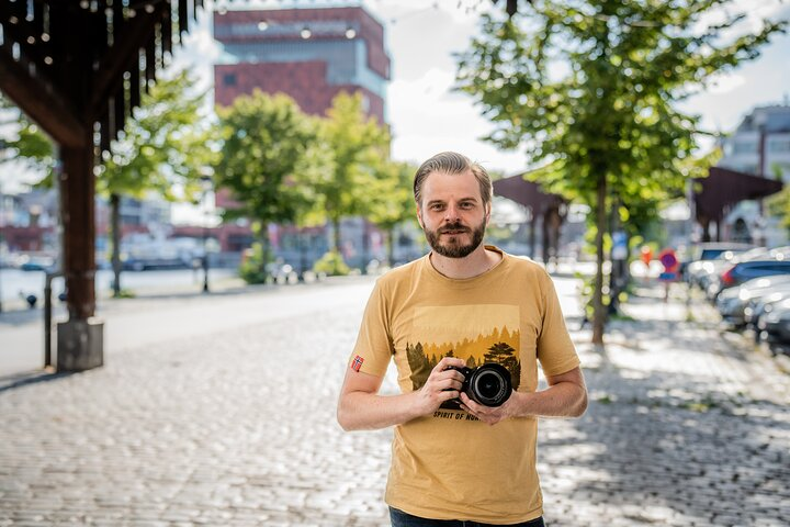 Hi! I'm Tijs and I'll be your guide. We'll meet at the entrance of the MAS shop. You can see the MAS building behind me. See you there?