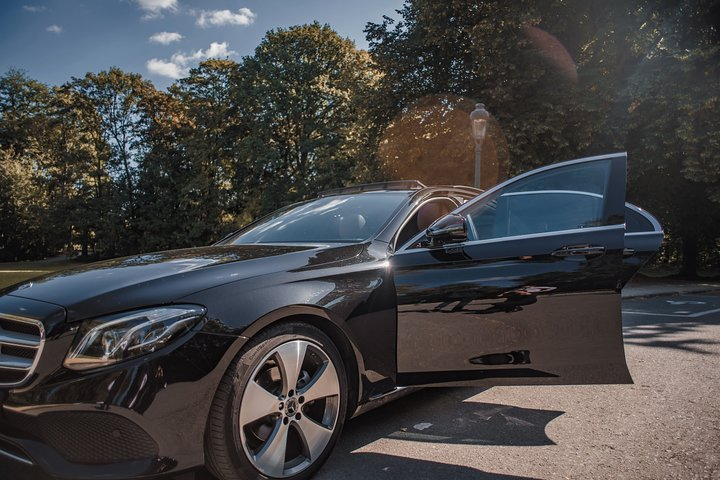 Private transfer from BRU Airport to Brussels city with luxury limousine 3 pax - Photo 1 of 2