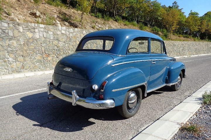 Professional Photo Session with a Retro Car - Photo 1 of 6