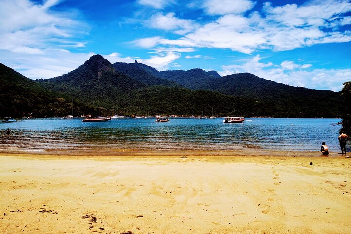 Abraao Village with Papagaio Peak on the background. 