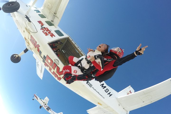 Skydiving provides a unique experience involving adrenaline and a sense of freedom. It is inexplicable!