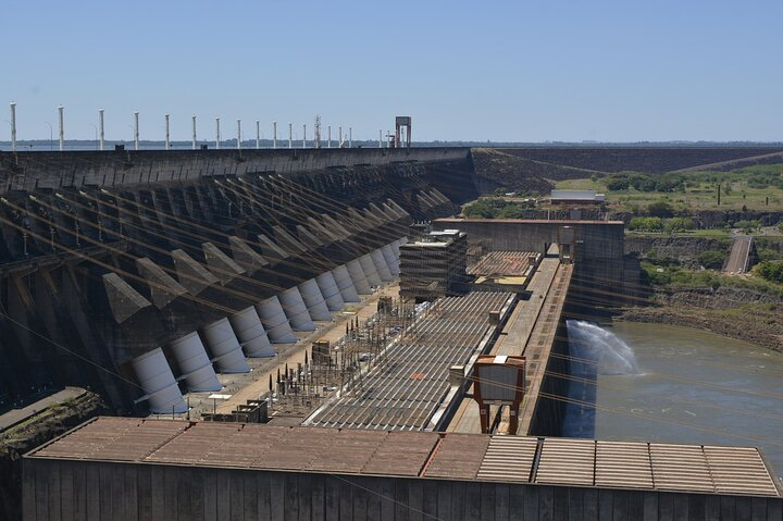 First stop on the tour of the city tour Brazil. Binational Itaipu