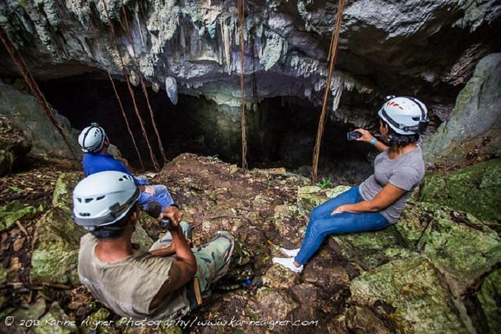 Enter the Maya underworld by rappel!