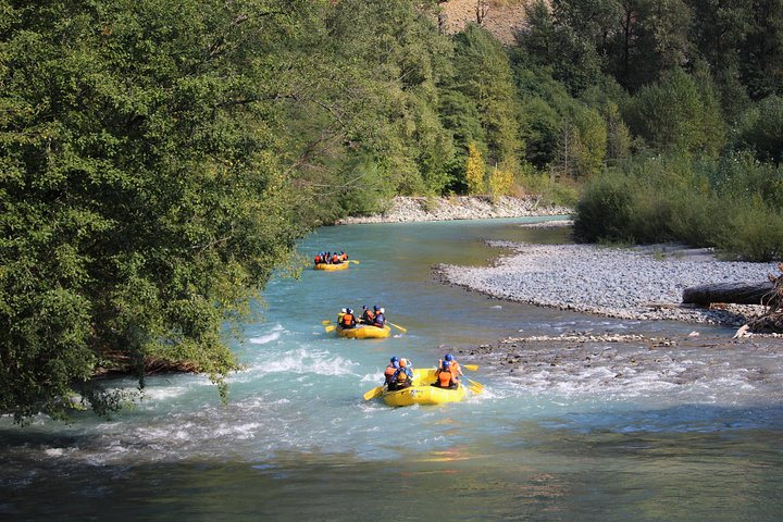 Travelling through the aptly named Paradise Valley, the Cheakamus River trip offers spectacular scenic views along the way. 