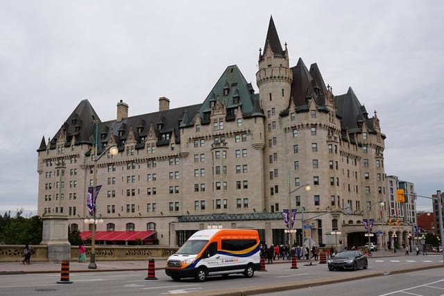 Ottawa Macdonald-Cartier Airport YOW Private Arrival/Departure Shuttle Transfer  - Photo 1 of 11