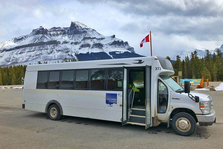 Private Transporation Calgary, Banff, Drumheller - Photo 1 of 6