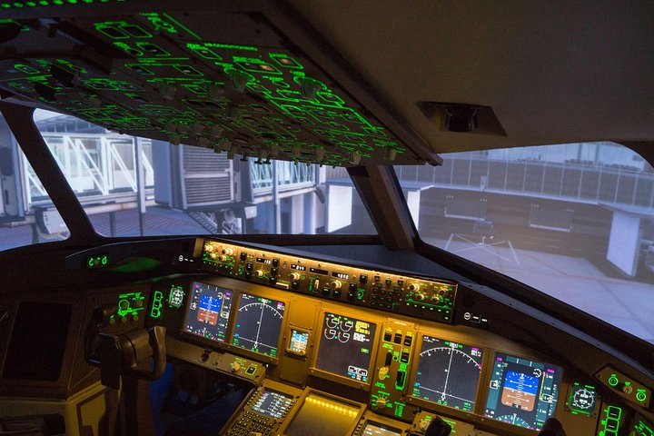 1: 1 B777 cockpit