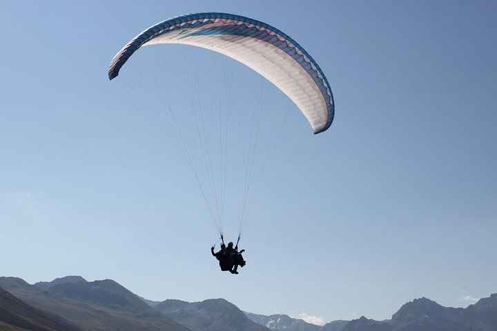 Flying with a tandem paraglider