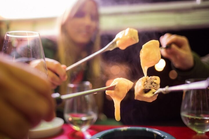 Sharing a Swiss fondue for a great moment of conviviality