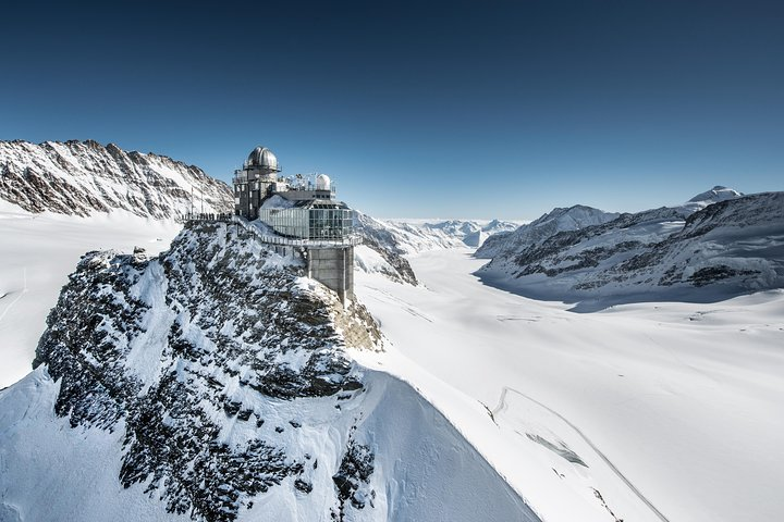 Sphinx observation deck with view to the glacier