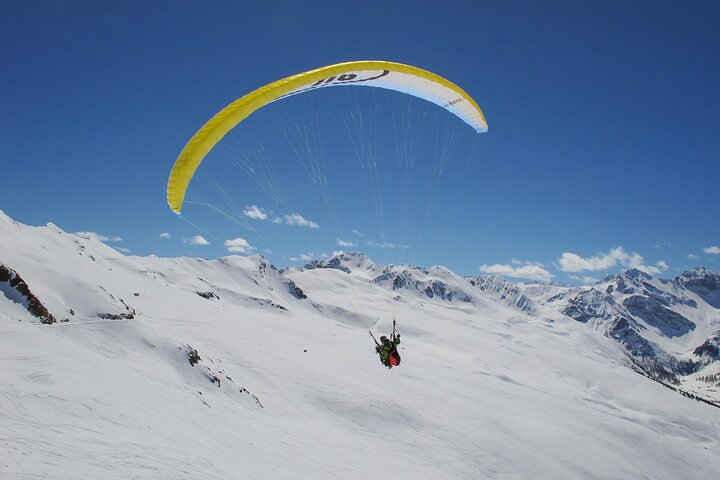 Early bird tandem paragliding in winter: Enjoy calm flying conditions in the morning