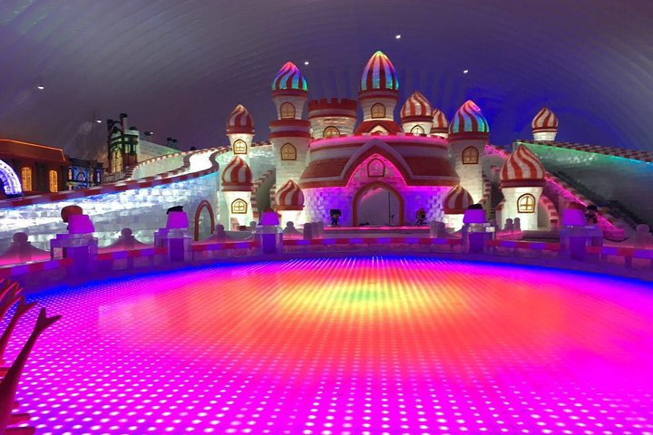 The largest indoor ice and snow paradise one pic