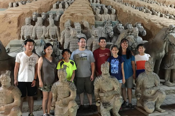 Take pictures with fake Terracotta Warriors 