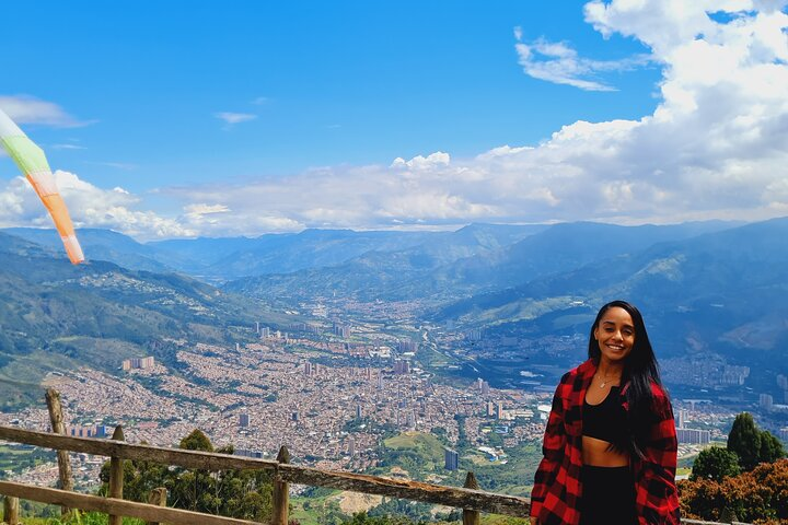 15 Minute Paragliding Flight Medellin with Pickup - Photo 1 of 10