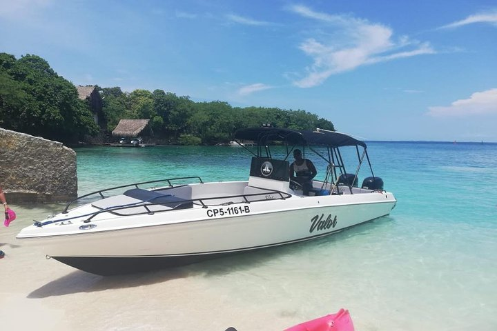 28-foot boat rental to go to Islas del Rosario (or Bahía) - Photo 1 of 10