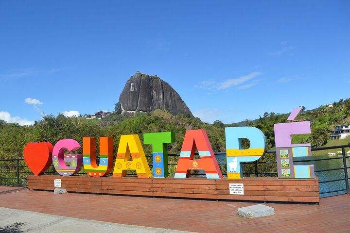 Come live the adventure of Guatape on a private tour and with a local.