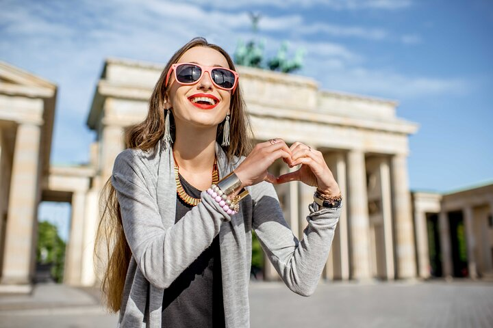 Create unforgettable memories against the iconic Berlin backdrop. Enjoy expert guidance for stunning poses while embracing the charm of this remarkable city during your private photoshoot.