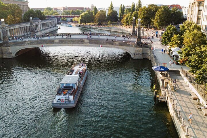 With the “John Franklin” through Berlin