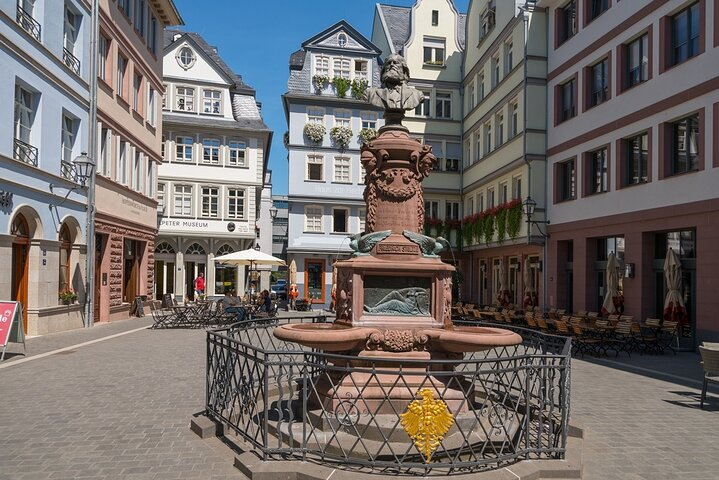 New old town: Friedrich-Stoltze fountain on the chicken market ©#visitfrankfurt, Holger Ullmann