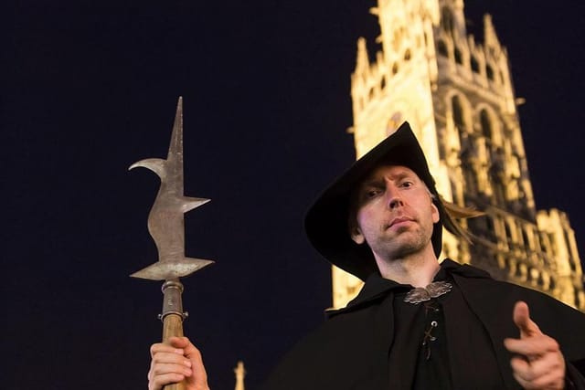 Night watchman in front of the Munich city hall