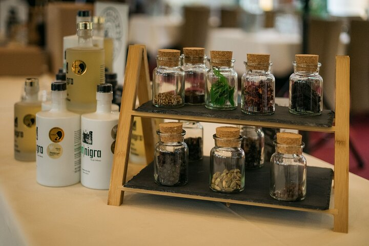 Botanicals include herbs, seeds and flowers that contribute to a unique aroma in the gin. These are also used creatively and tastefully during the gin tasting.