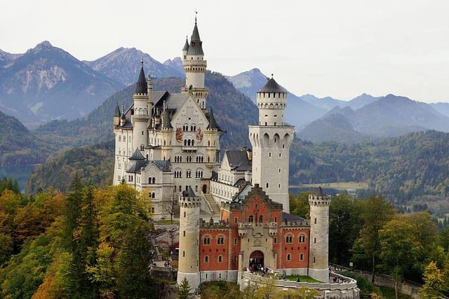 neuschwanstein castle fron view