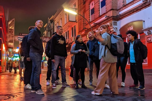 Tourguide und Gruppe am Beatles Platz, Große Freiheit