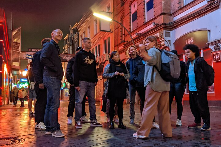 Tourguide und Gruppe am Beatles Platz, Große Freiheit