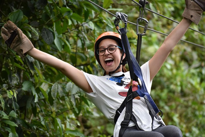 Mindo Ziplines Tour, offers a 10-wire tour through the cloud forest where you can enjoy adventure, nature, adrenaline.