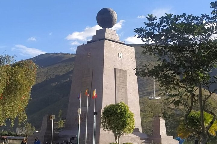 MIDDLE OF THE WORLD MONUMENT