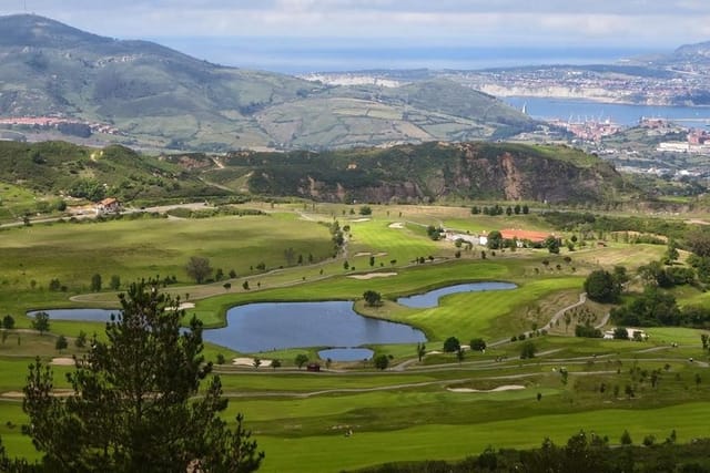 3-day Bilbao Basic Golf Experience - Photo 1 of 6