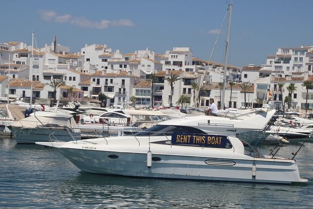 Departure of the boat through Puerto Banus to take a tour of the coast with clients. Lovit Charter prepares for the tour of the coasts of Marbella