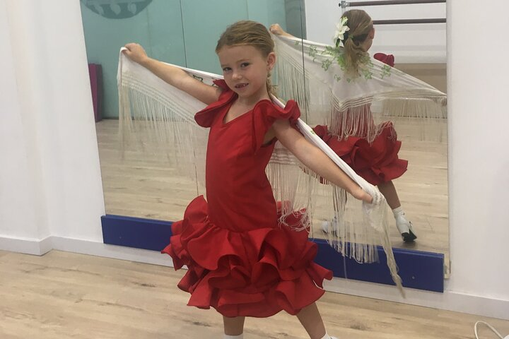 45 minutes flamenco dance class for family in Málaga - Photo 1 of 11