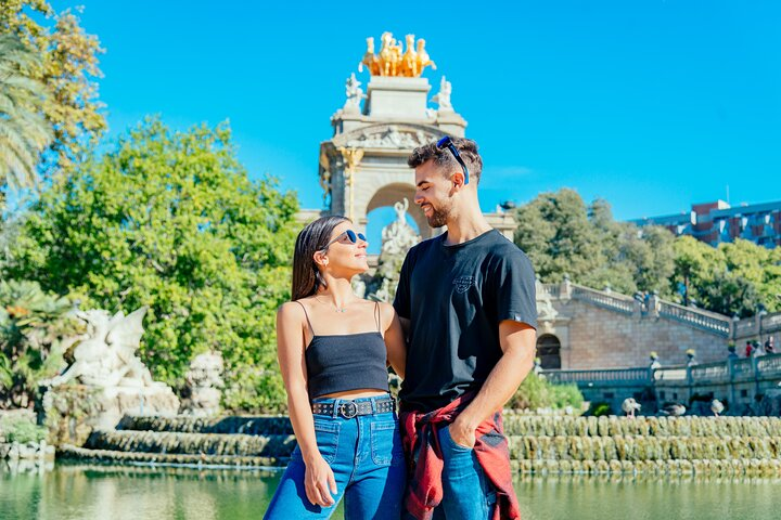 Barcelona: Professional Photoshoot Outside Arc de Triomf - Photo 1 of 9