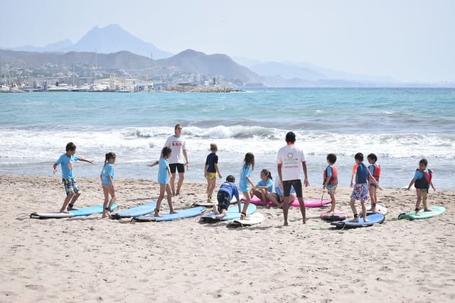 Surf initiation courses with Campello Surf Club in El Campello (Alicante)