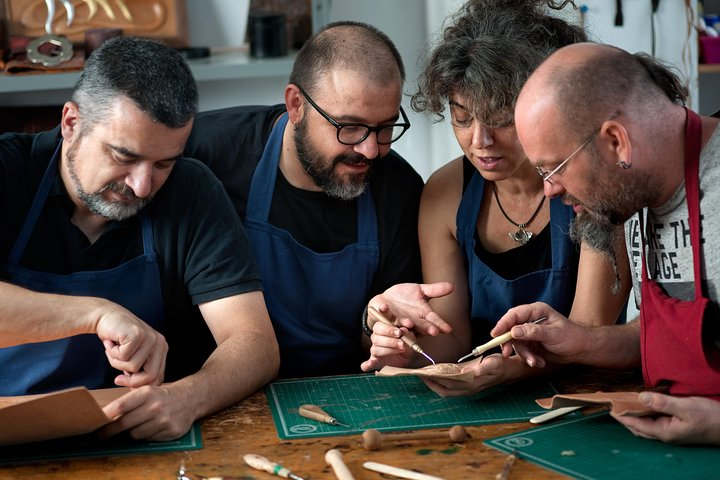 Leathercraft workshop in the Rastro of Madrid.  - Photo 1 of 9