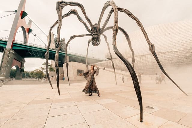 photos near Guggenheim Bilbao photoshoot