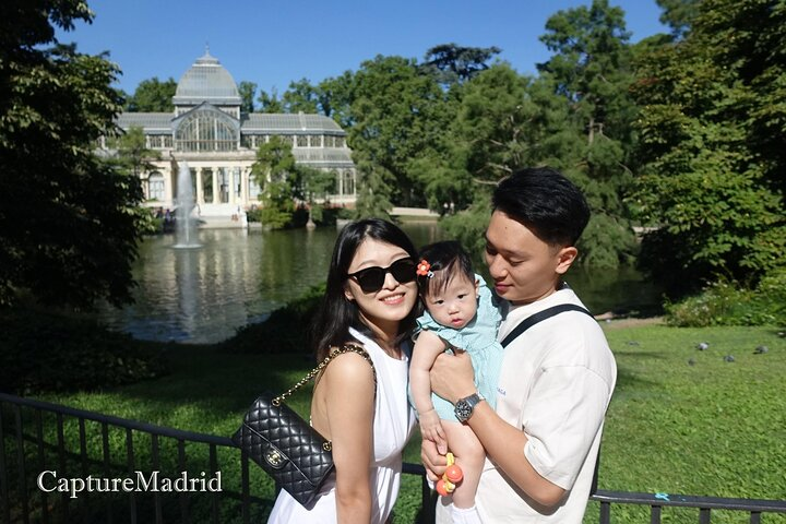 Lovely Shanghai family visiting Parque del Retiro, Madrid.
