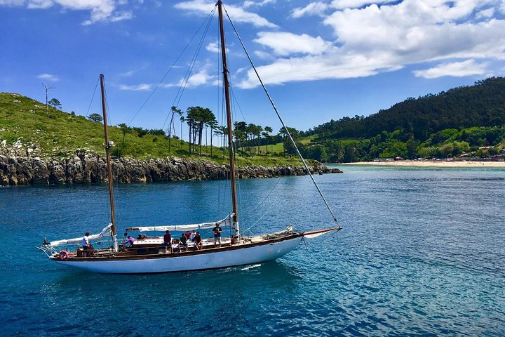 Sail discovering the coast aboard a classic sailboat - Photo 1 of 7